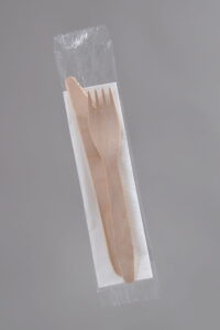 Zestaw sztućców drewniany widelec + nóż + serwetka  foliowane 350 szt