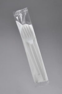 Zestaw widelec + nóż + łyżka + serwetka BIAŁE foliowane 350 szt