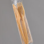 Zestaw sztućców widelec +nóż + serwetka WPC w folijce 350 szt