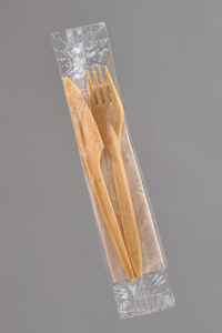 Zestaw sztućców widelec +nóż + serwetka WPC w folijce 350 szt