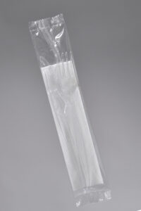 Zestaw sztućców widelec +nóż + serwetka transparentne w folijce 350 szt