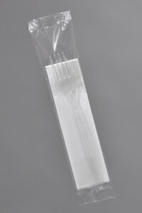 Zestaw sztućców widelec  + serwetka transparentne w folijce 350 szt