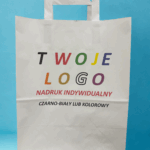 Torba papierowa biała płaski uchwyt 26x14x32 cm Z NADRUKIEM 1 STRONNYM 100 szt